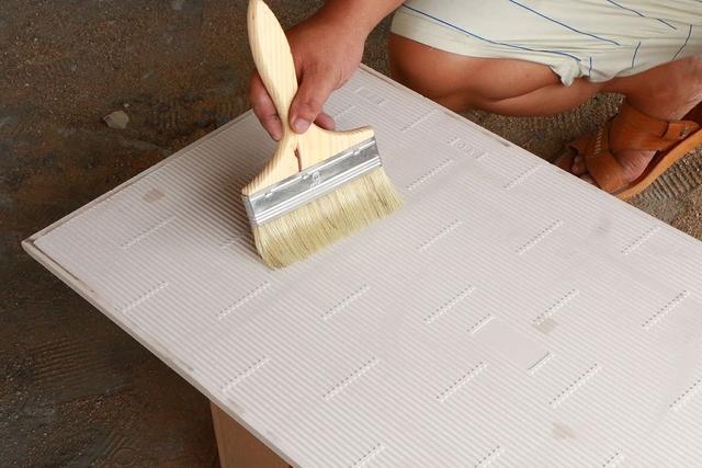 瓷磚上墻出現(xiàn)空鼓、脫落情況是什么原因?